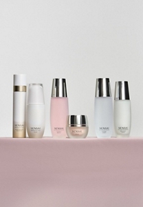 Produits du rituel de la Double Hydratation Cellular Performance et Absolute Silk côte à côte sur une table mauve
